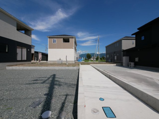 【周辺】 | 中央市西花輪 新築戸建全4棟 1号棟 車並列3台 敷地70坪 | 南側は隣地通路で開放感がございます。