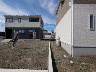 【周辺】 | 中央市西花輪 新築戸建全4棟 1号棟 車並列3台 敷地70坪 | 敷地東側境界