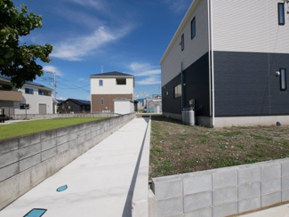【周辺】 | 中央市西花輪 新築戸建全4棟 1号棟 車並列3台 敷地70坪 | 敷地北側境界