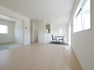 【居間・リビング】 | 中央市西花輪 新築戸建全4棟 1号棟 車並列3台 敷地70坪 | リビング17帖　南向きの明るいリビング