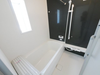 【浴室】 | 中央市西花輪 新築戸建全4棟 1号棟 車並列3台 敷地70坪 | 1坪タイプバスルーム　浴室換気乾燥機付き