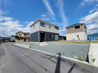 【外観】 | 中央市西花輪 新築戸建全4棟 1号棟 車並列3台 敷地70坪 | 建物完成済みです。お気軽にお問合せください。