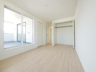 【洋室】 | 中央市西花輪 新築戸建全4棟 1号棟 車並列3台 敷地70坪 | 2階　7.2帖　洋室　寝室に