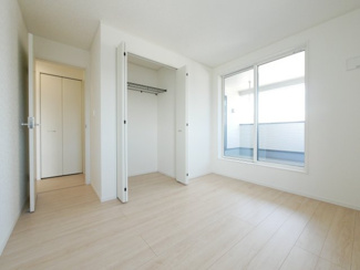 【洋室】 | 中央市西花輪 新築戸建全4棟 1号棟 車並列3台 敷地70坪 | 2階　5.7帖　洋室　バルコニーへのアクセス可能