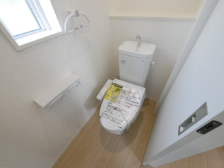【トイレ】 | 中央市西花輪 新築戸建全4棟 4号棟 車並列3台 敷地93坪 | 【他現場の同仕様建物写真】
