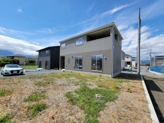 【前面道路含む現地写真】 | 中央市西花輪 新築戸建全4棟 4号棟 車並列3台 敷地93坪 | 前面道路