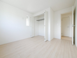 【洋室】 | 中央市西花輪 新築戸建全4棟 3号棟 車並列3台 敷地82坪 | 2階　6帖　真ん中洋室