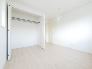 【洋室】 | 中央市西花輪 新築戸建全4棟 3号棟 車並列3台 敷地82坪 | 2階　6帖　真ん中洋室