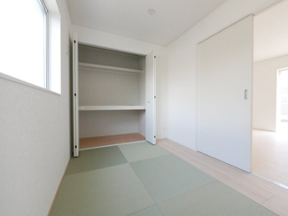 【和室】 | 中央市西花輪 新築戸建全4棟 3号棟 車並列3台 敷地82坪 | 1階　4.3帖　洋室