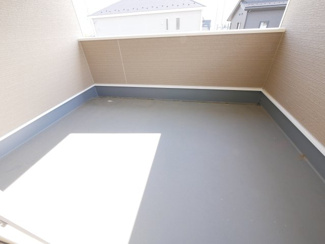 【バルコニー】 | 中央市西花輪 新築戸建全4棟 3号棟 車並列3台 敷地82坪 | 広々屋根付きインナーバルコニー