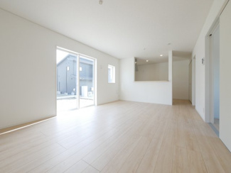 【居間・リビング】 | 中央市西花輪 新築戸建全4棟 3号棟 車並列3台 敷地82坪 | 明るいリビングをお気軽にご見学にいらしてください。