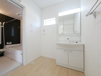 【独立洗面台】 | 中央市西花輪 新築戸建全4棟 3号棟 車並列3台 敷地82坪 | 三面鏡仕様の洗面台　窓付きの洗面室