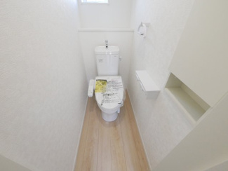 【トイレ】 | 中央市西花輪 新築戸建全4棟 3号棟 車並列3台 敷地82坪 | １階　トイレ　ウォシュレット付き