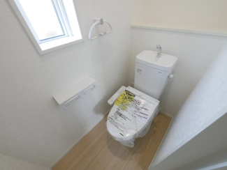 【トイレ】 | 中央市西花輪 新築戸建全4棟 3号棟 車並列3台 敷地82坪 | 2階　トイレ　ウォシュレット付き
