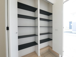 【収納】 | 中央市西花輪 新築戸建全4棟 3号棟 車並列3台 敷地82坪 | 玄関収納