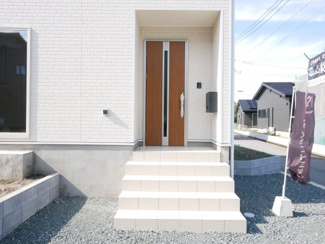 【玄関】 | 中央市西花輪 新築戸建全4棟 3号棟 車並列3台 敷地82坪 | 庇付きの玄関