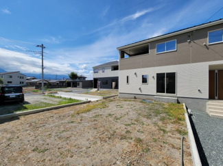 【外観】 | 中央市西花輪 新築戸建全4棟 3号棟 車並列3台 敷地82坪 | 広々お庭付き　日当たりの良いご住宅です。