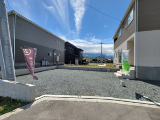 【駐車場】 | 中央市西花輪 新築戸建全4棟 3号棟 車並列3台 敷地82坪 | 3台駐車可能です。