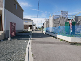 【前面道路含む現地写真】 | 中央市西花輪 新築戸建全4棟 3号棟 車並列3台 敷地82坪 | 前面道路