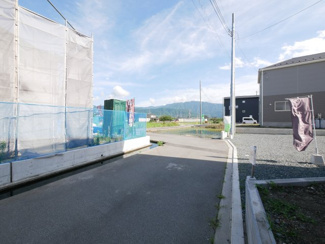 【前面道路含む現地写真】 | 中央市西花輪 新築戸建全4棟 3号棟 車並列3台 敷地82坪 | 前面道路