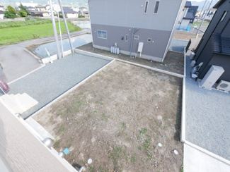 【展望】 | 中央市西花輪 新築戸建全4棟 3号棟 車並列3台 敷地82坪 | バルコニーより庭・駐車場を望む