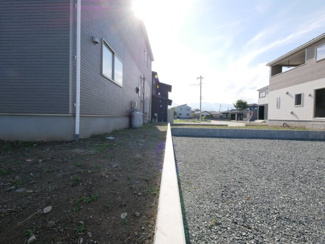【周辺】 | 中央市西花輪 新築戸建全4棟 3号棟 車並列3台 敷地82坪 | 敷地南側境界