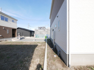 【周辺】 | 中央市西花輪 新築戸建全4棟 3号棟 車並列3台 敷地82坪 | 敷地北側境界
