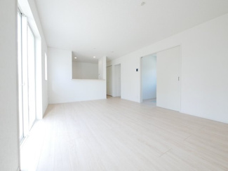 【居間・リビング】 | 中央市西花輪 新築戸建全4棟 3号棟 車並列3台 敷地82坪 | 17帖のLDK　南向きで明るいリビング