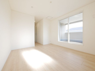 【洋室】 | 中央市西花輪 新築戸建全4棟 3号棟 車並列3台 敷地82坪 | 2階　8.2帖　洋室