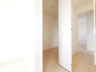 【洋室】 | 中央市西花輪 新築戸建全4棟 3号棟 車並列3台 敷地82坪 | 2階　8.2帖　洋室のウォークインクローゼット