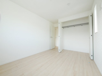 【洋室】 | 中央市西花輪 新築戸建全4棟 3号棟 車並列3台 敷地82坪 | 2階　6帖　東側洋室