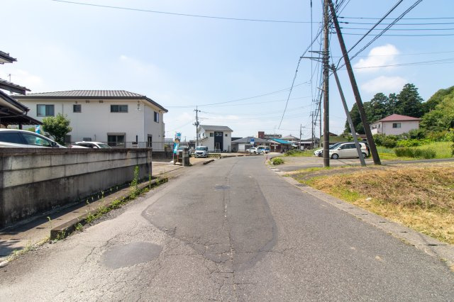 足利市八椚町の中古一戸建の前面道路含む現地写真