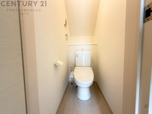 温水洗浄便座付トイレは温水洗浄機能により、暖かい水でおしりを洗浄することができ、冷たい水を使う従来の便座に比べ、温水洗浄機能で暖かいトイレを提供し、快適な使用を可能にします。