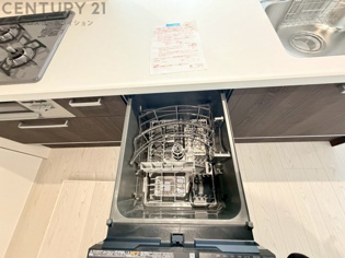 食器洗浄乾燥機は手洗いに比べて時間や労力を節約できます。また、高温のお湯で洗浄されるため、雑菌や細菌を殺菌する効果もあります。さらに、乾燥機能があるため、手で拭く手間も省け衛生的に保管できます。