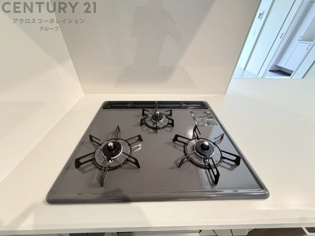 多数の調理器具を同時に使用でき、料理の効率化が可能。省エネで節約になり、様々な料理スタイルに適応できます。また、火力調整が独立しており、手入れや掃除もしやすく、今よりもっとお料理が楽しくなるかも。