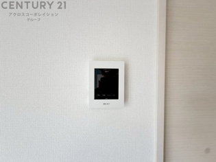 訪問者が来たときにテレビ画面で確認できるため、安心してドアを開けられます。録画機能があるものもあり、留守中に来訪者を記録しておくことができます。利便性が高く、セキュリティ面でも安心です。
