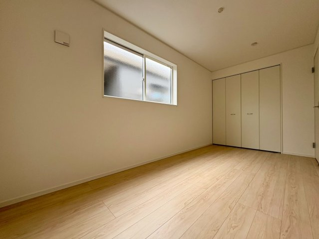 「LDK19帖超」高知市南金田第1　3号棟の洋室|すりガラスの窓から優しい光が差し込む洋室。大型クローゼット完備で、寝室や子供部屋に最適。