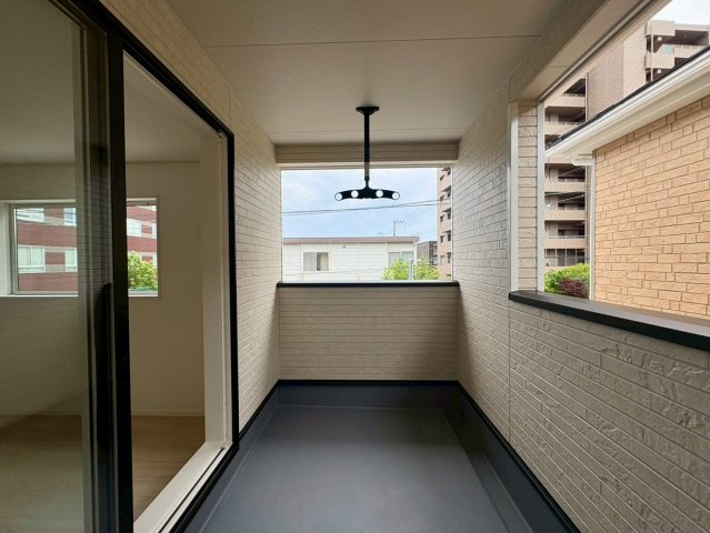 「LDK19帖超」高知市南金田第1　3号棟のバルコニー|屋根付きで急な雨でも安心のインナーバルコニー。物干し金物完備で、毎日のお洗濯が快適に。