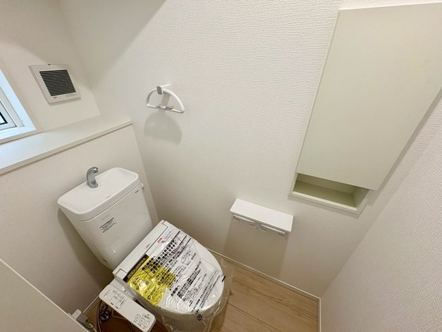 「LDK19帖超」高知市南金田第1　3号棟のトイレ|埋込型の壁面収納付きで、ストック類もすっきり隠せます。窓付きで換気もしやすく清潔な空間。