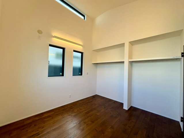 「ロフトスペースあり」南国市大そね甲A号地　平屋新築一戸建ての洋室|間接照明×ハイサッシで、開放感と収納力を兼ね備えた主寝室