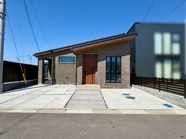 「ロフトスペースあり」南国市大そね甲A号地　平屋新築一戸建ての外観|落ち着いた外観デザインと広々駐車スペースが魅力の平屋住宅