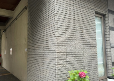 【外観】 | レクセルマンション本厚木 | 建物の基礎工事の方法は、主流となっているベタ基礎（防湿基礎）と布基礎の２種類に分類され、床下の通気性や耐久性などに違いがあります。建物の基礎部分の構造や付帯設備など詳細については現地でご確認ください。