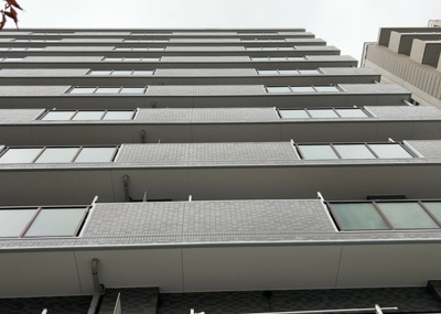 【外観】 | レクセルマンション本厚木 | 現地に行くなら、物件の周囲の地形がどうなっているかを見ることも大切です。周辺より低くなっている土地では、大雨などで水が集まりやすいため、地盤が弱くなっているということも考えられるため、注意が必要です。