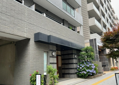 【外観】 | レクセルマンション本厚木 | 南側道路の場合は長い時間光を入れ込むことができるため、庭やリビングを道路側に持ってくることが多く土地価格も高い傾向にあります。一方北側道路だとリビングや庭が南側になりプライバシーを守ることができます。
