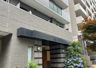 【外観】 | レクセルマンション本厚木 | 東側道路の場合は居室を南向きに設計しやすいため、朝日が入りやすいというメリットがあります。一方、西側道路も東側同様に居室を南向きに設計しやすいのですが、住宅地だと朝日が入りにくいという弱点があります。