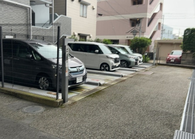 【駐車場】 | レクセルマンション本厚木 | 車一台あたりに必要なスペースは、標準サイズの普通自動車で横幅2m50cm、長さ5mは必要になります。ただし、乗降のことも考慮して横幅3m30cm、長さ5m50cmほどは確保できるところを選びましょう。