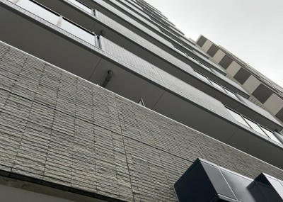 【バルコニー】 | レクセルマンション本厚木 | バルコニーは、建物内から室外へ楽に出入りできる便利なスペースです。また、バルコニーには手すりを付けることが義務付けられており、手すりの高さは110cm以上で施工することが建築基準法で定められています。