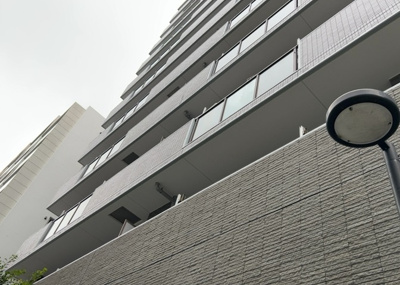 【バルコニー】 | レクセルマンション本厚木 | 両面バルコニーは、バルコニーそのものの機能というよりかは設置の仕方による名称です。複数のバルコニーを東西や南東などの相対する場所に設置することで、通風や採光が確保しやすくなるというメリットがあります。