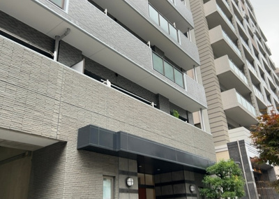 【外観】 | レクセルマンション本厚木 | 住宅用の土地では前面道路に2m以上接していなければならないと法律で定められています。しかし、お持ちの車のサイズやライフスタイルなどにより、2mでは利便が悪い場合もございますので、事前に確認しましょう。