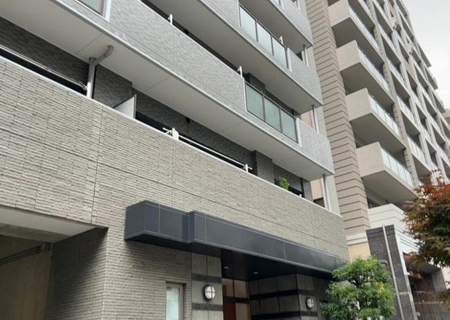 【外観】 | レクセルマンション本厚木 | 住宅用の土地では前面道路に2m以上接していなければならないと法律で定められています。しかし、お持ちの車のサイズやライフスタイルなどにより、2mでは利便が悪い場合もございますので、事前に確認しましょう。